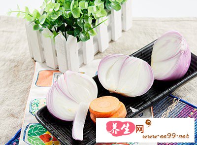 将牛肉和洋葱一起过油 将牛肉和洋葱一起过油